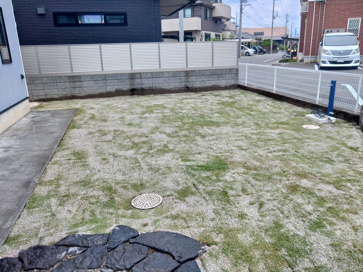 半田市　庭　芝張り アイキャッチ画像