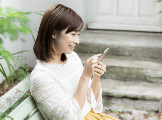 女性　スマホで検索中　写真