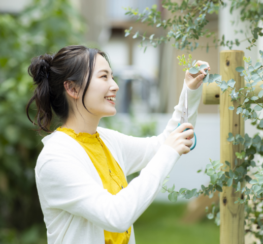 女性　ガーデニング　写真