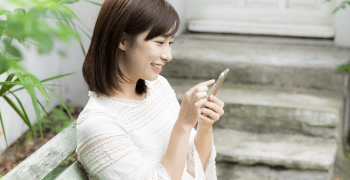 女性　スマホで検索中　写真